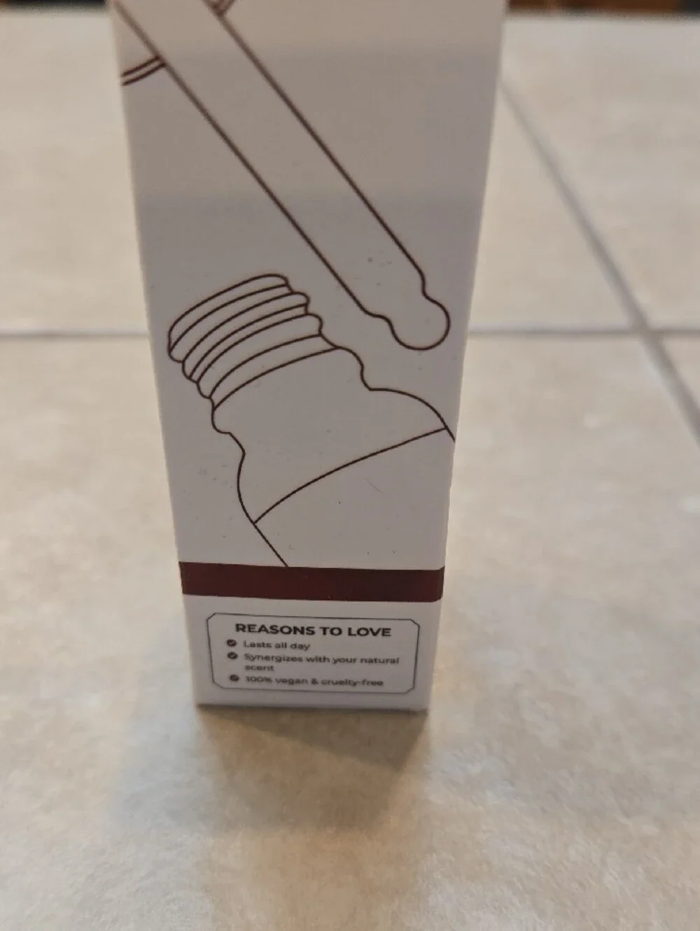 Goda-pheromone-Infused Body Oil for Her — White & Brown